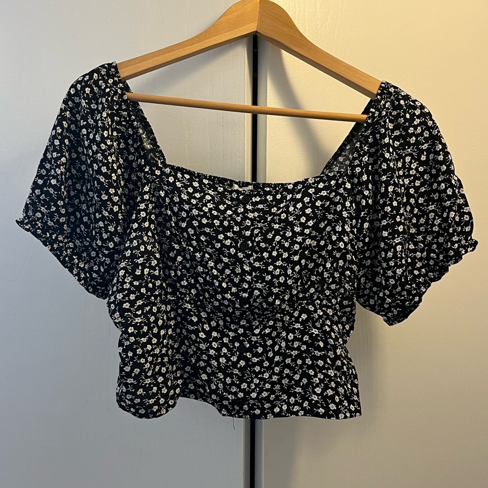NWT Garage Floral Crop Top in Black & White, Size Medium.